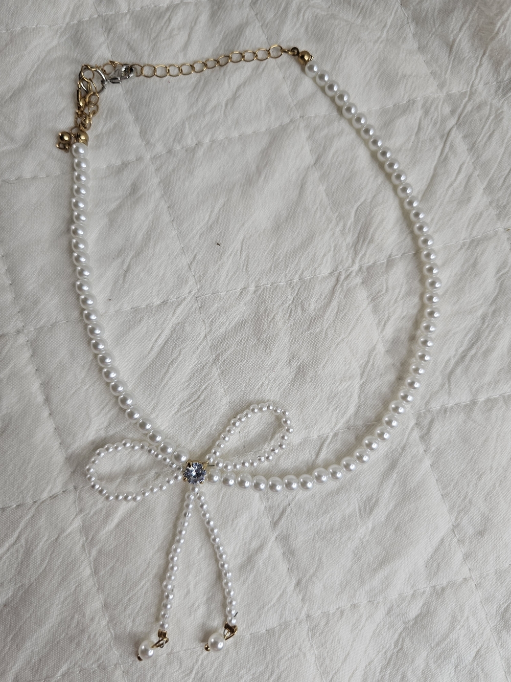 Elegant Pearl Bow Choker with Crystal Accent - White